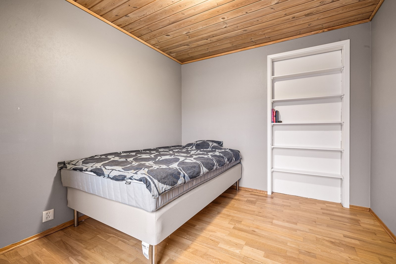 Soverom 4 ligger i utleiedel ( rommene på loftet er ikke inkludert i boligens antall soverom og kommer i tillegg). Galleribilde