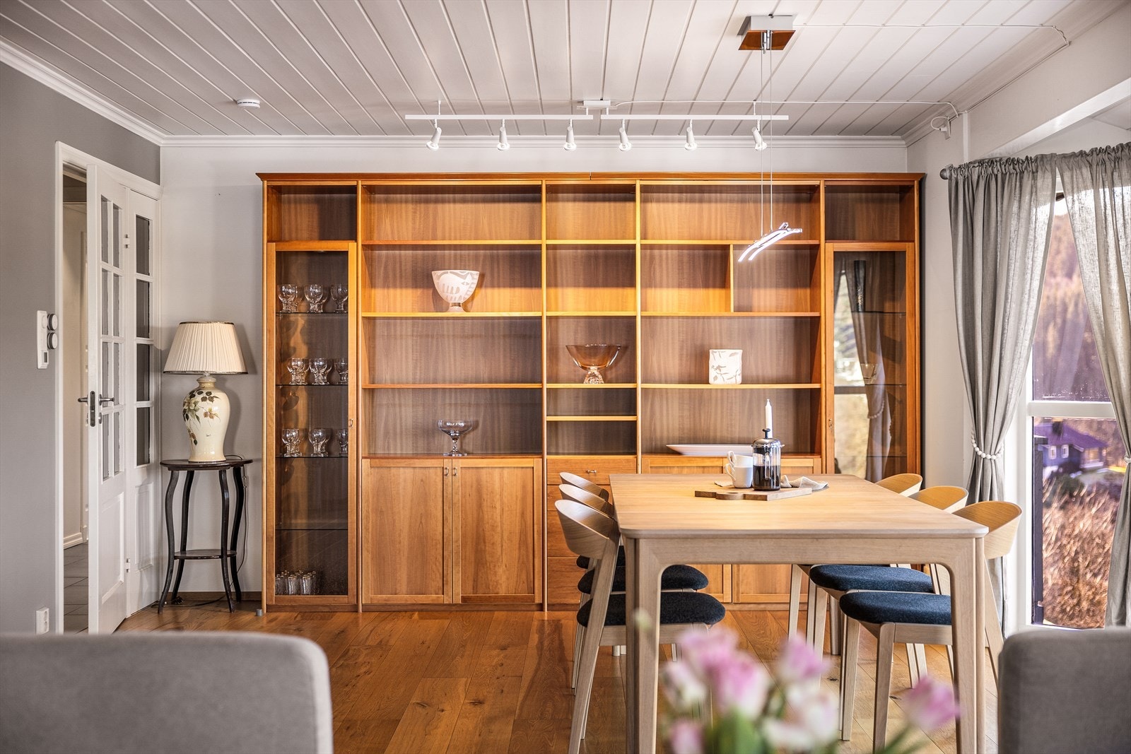 God plass til veggseksjon ved spisestuen. Galleribilde