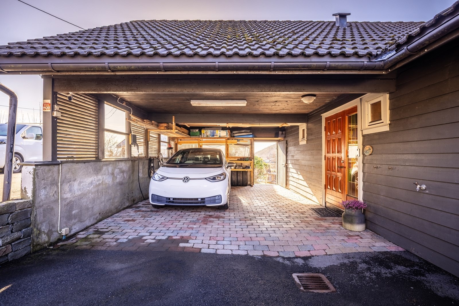 Fra car-port går man tørrskodd inn i boligen. Galleribilde