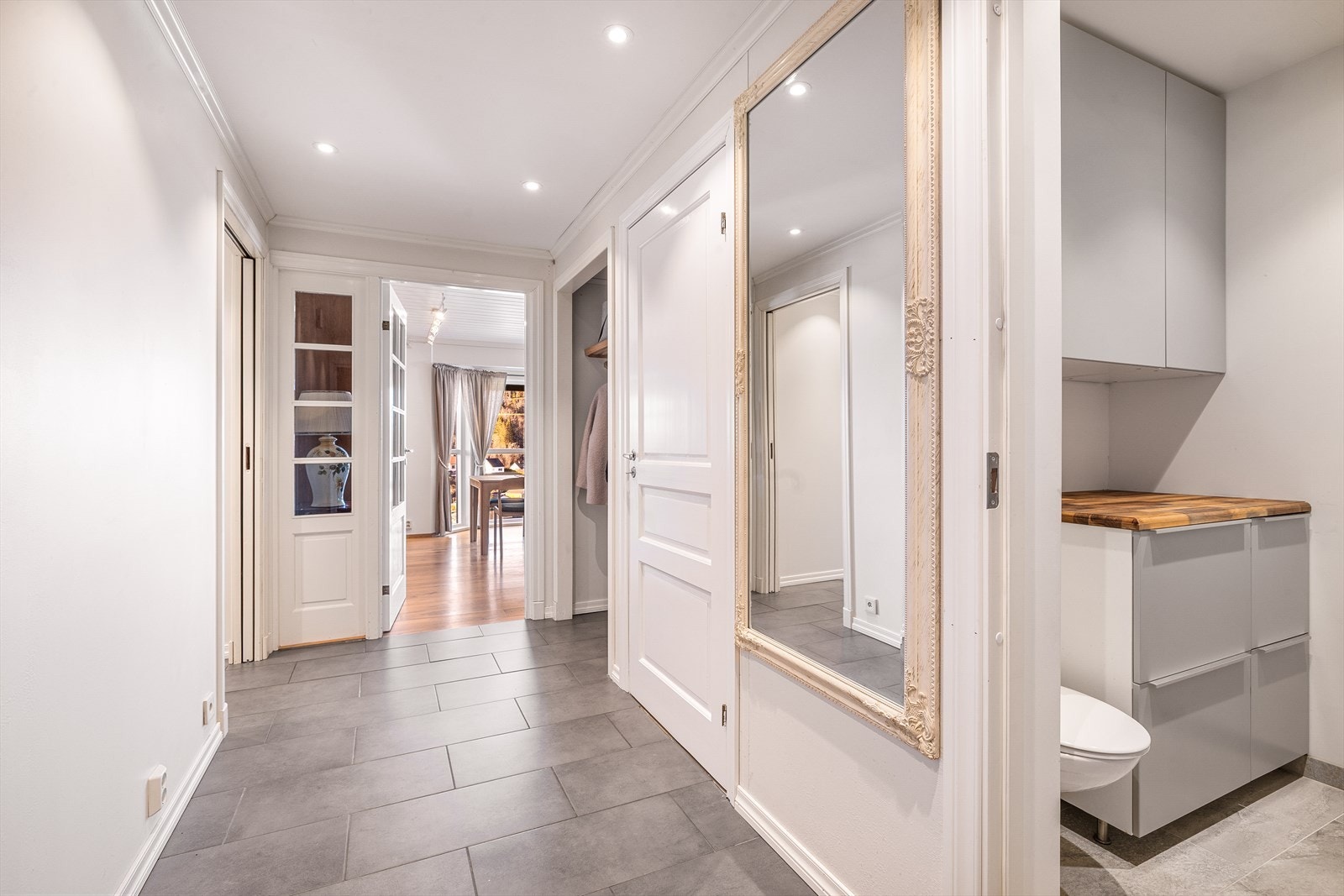 Hovedetasjen fungerer som boligens naturlige samlingspunkt og fremstår som lys, luftig og sosial. Fra gangen er inngang til vaskerom meg eget WC. Det er totalt 4 WC i boligen. Galleribilde