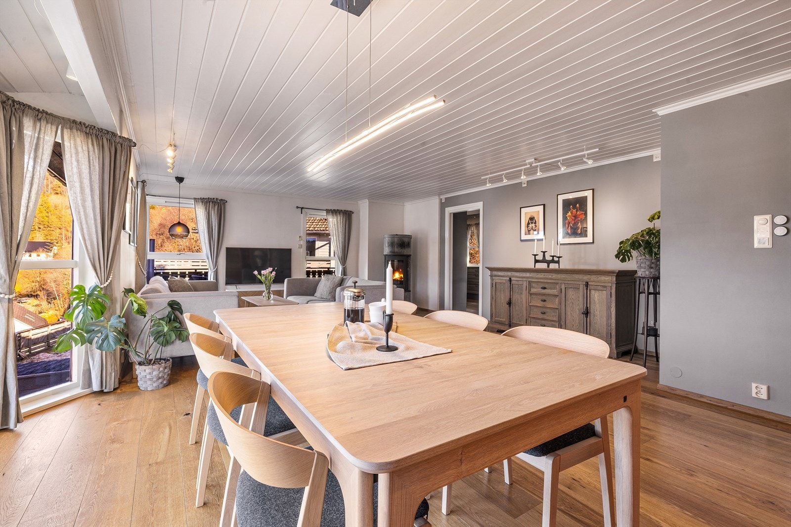 Dette er en plassering som kombinerer utsikt, lys, ro og nærhet til det meste en familie trenger i hverdagen. Galleribilde