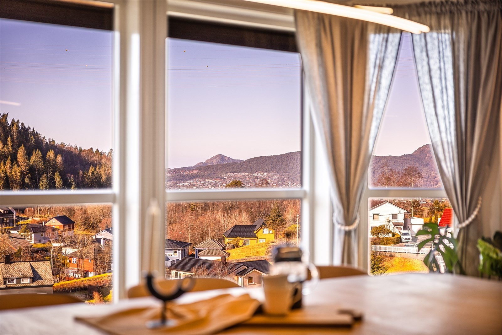 Boligen ligger på en høyde med flott utsikt mot byfjell som Lyderhorn og Løvstakken. Den byr samtidig på meget gode solforhold. Galleribilde