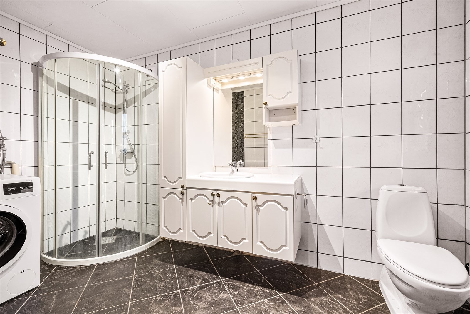 Helfliset bad med varmekabler og opplegg for vaskemaskin. Galleribilde