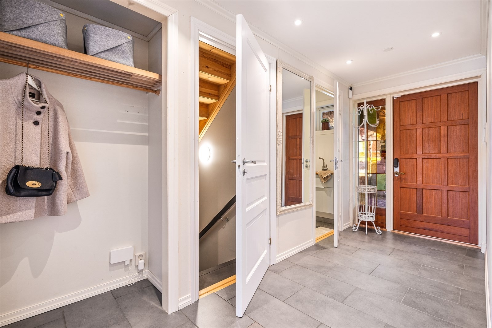 Fra gangen er tilkomst til trappen som tar deg ned til underetasjen. Galleribilde