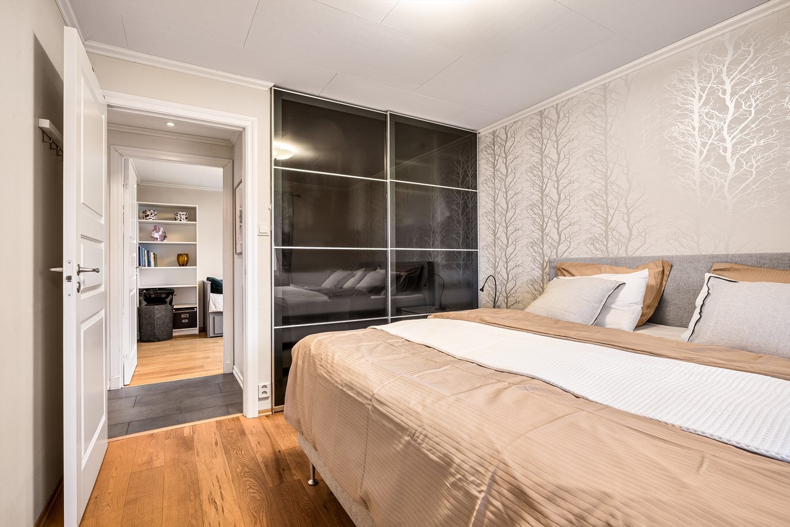 Hovedsoverom er innredet med garderobe med skyvedører. Galleribilde