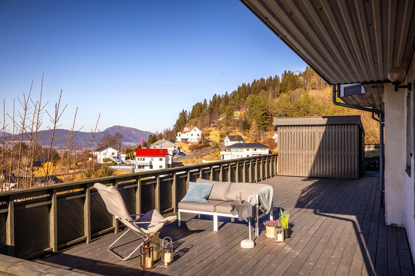Det er en stor terrasse utenfor utleiedelen. Galleribilde