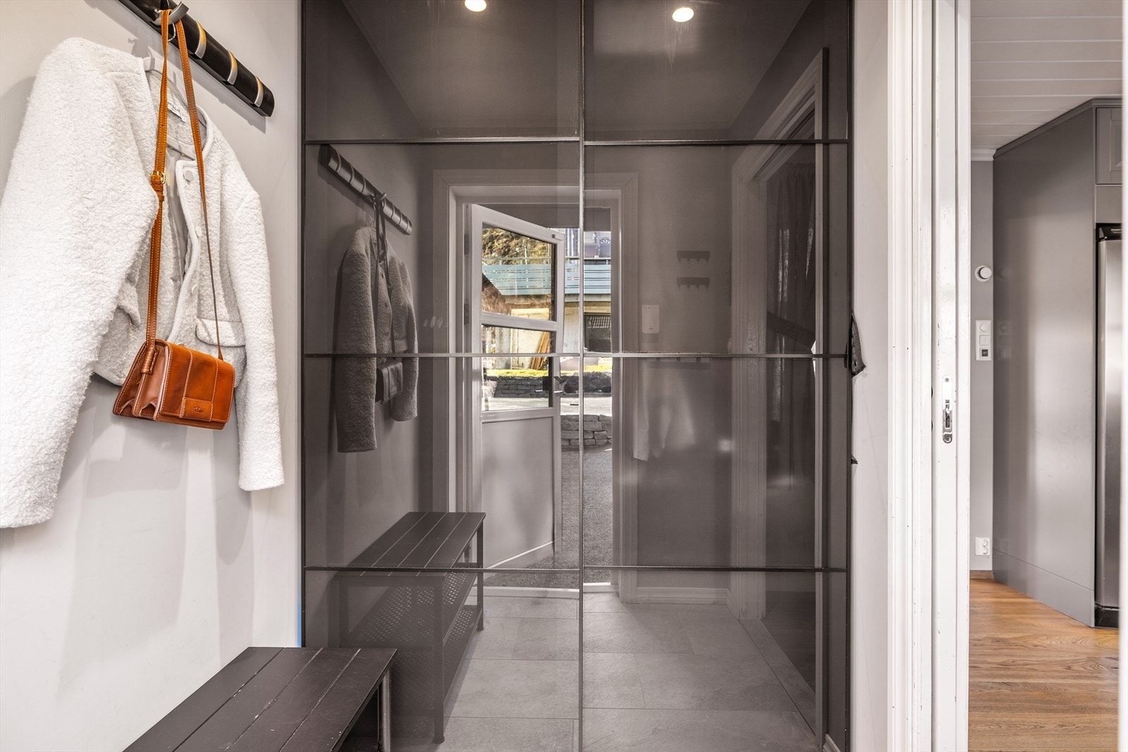 Det er bi-inngangen, som tar deg rett inn til kjøkkenet. Meget praktisk når man skal plasser matvarer etter de ukentlige handleturene. Galleribilde