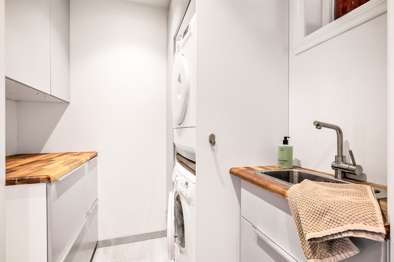 Flislagt gulv på vaskerommet, inkludert varmekabler og ny innredning (2018). Galleribilde