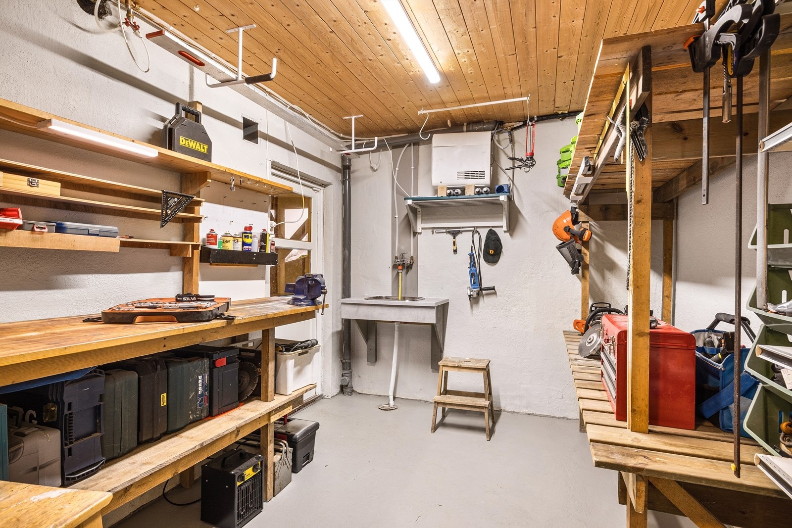 Det er mange boder og snekkerbod i underetasjen. God lagringsplass til hele familien. Galleribilde
