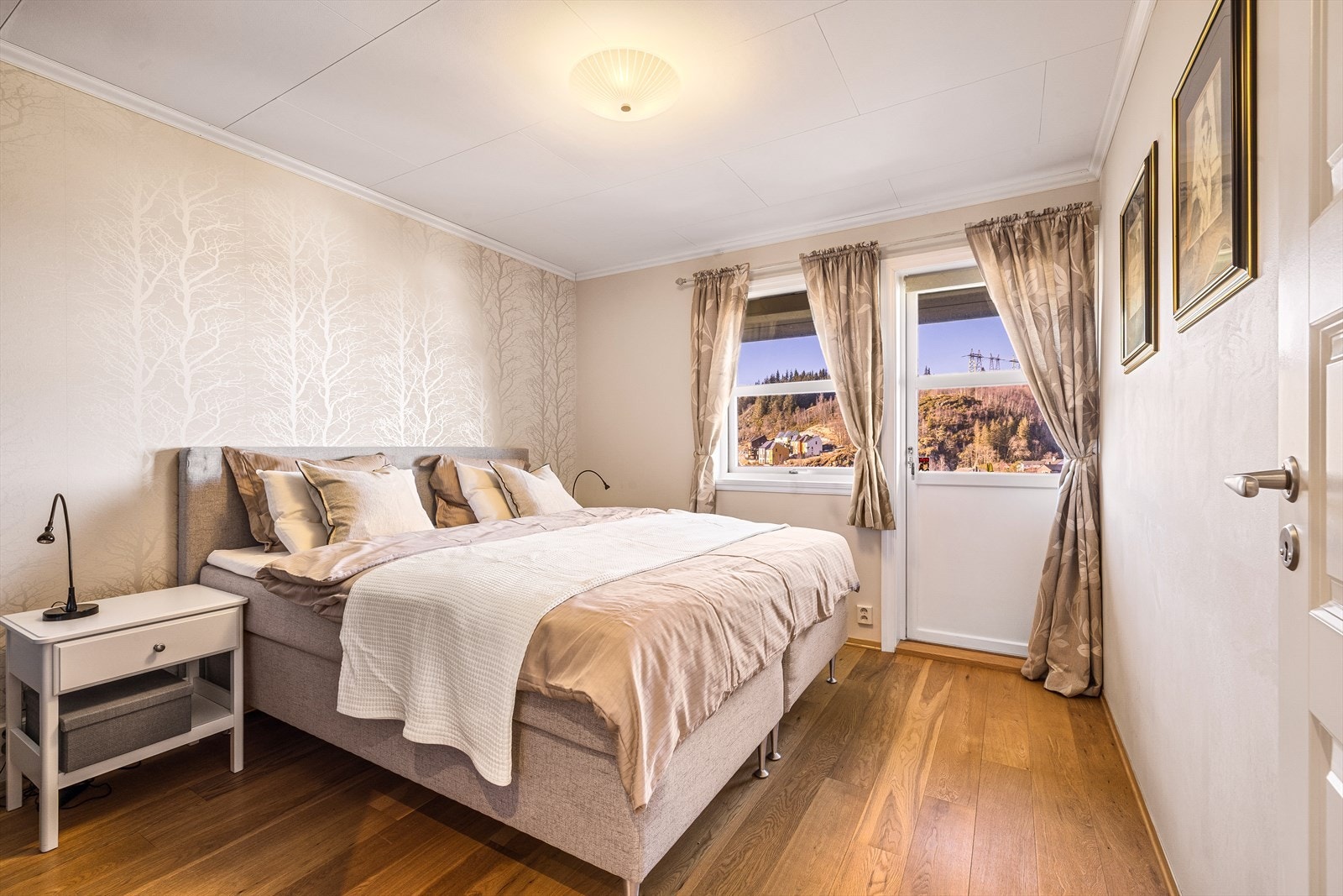 Det er 3 soverom i denne etasjen og man har en fullverdig bolig på dette planet. Galleribilde