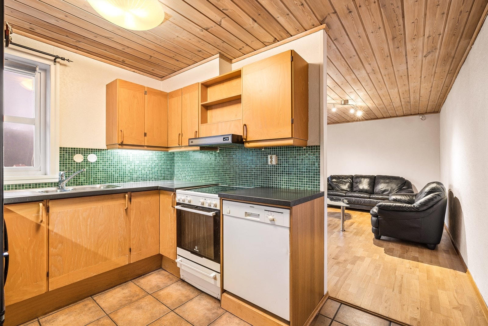 Funksjonelt kjøkken med direkte tilkomst til stuen. Galleribilde