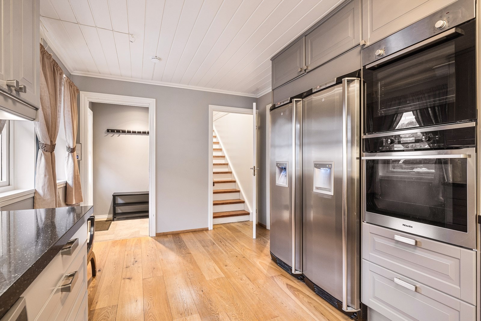 Fra kjøkken er tilkomst til det store loftet. Galleribilde