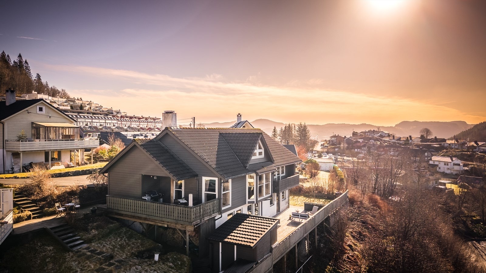 Vallalia 18 har en attraktiv og sjeldent god beliggenhet i et etablert og familievennlig boligområde. Foto: Espen Wilhelmsen Galleribilde