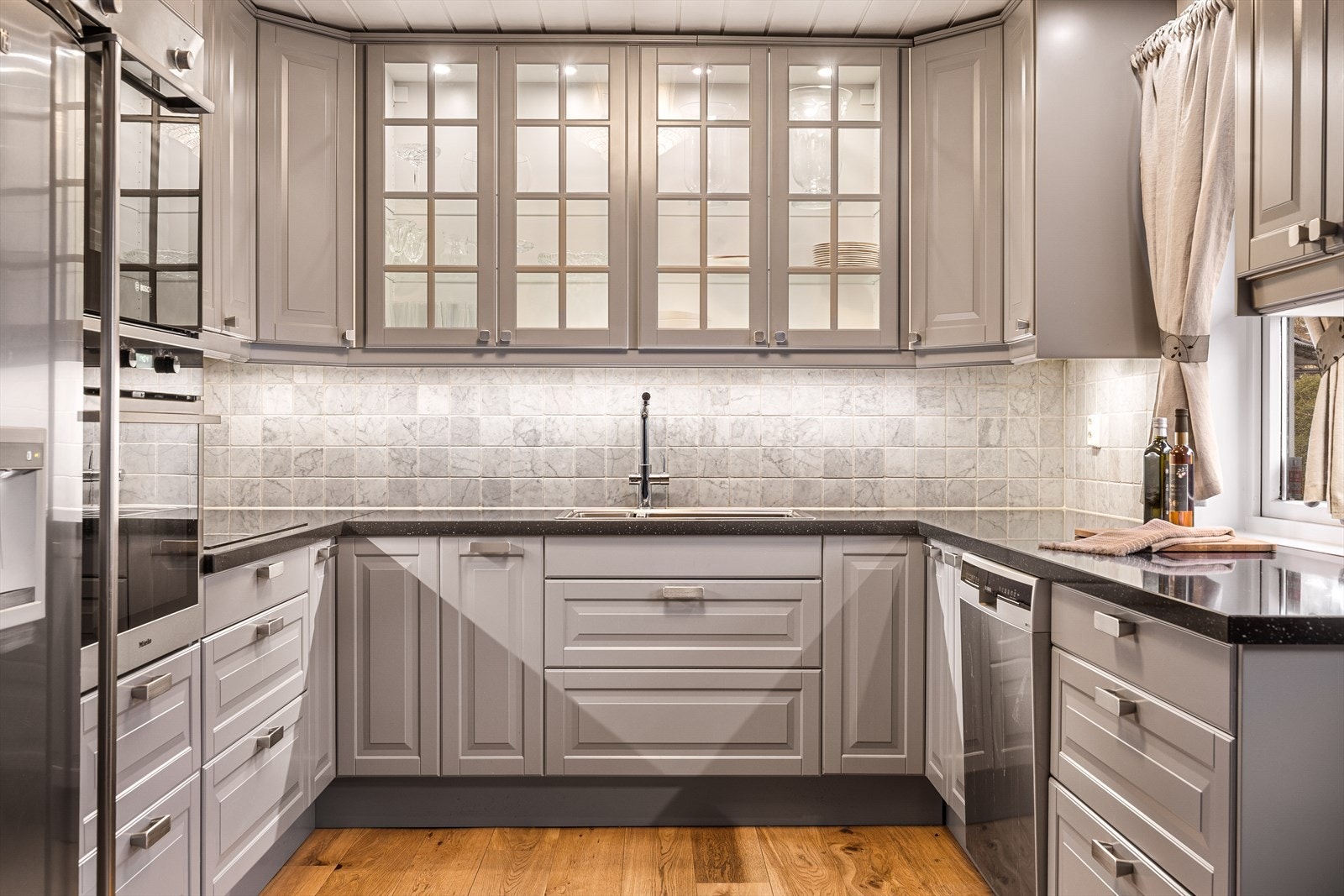 Integrert induksjonsplatetopp, integrert stekeovn (2 stk.) og oppvaskmaskin. Galleribilde