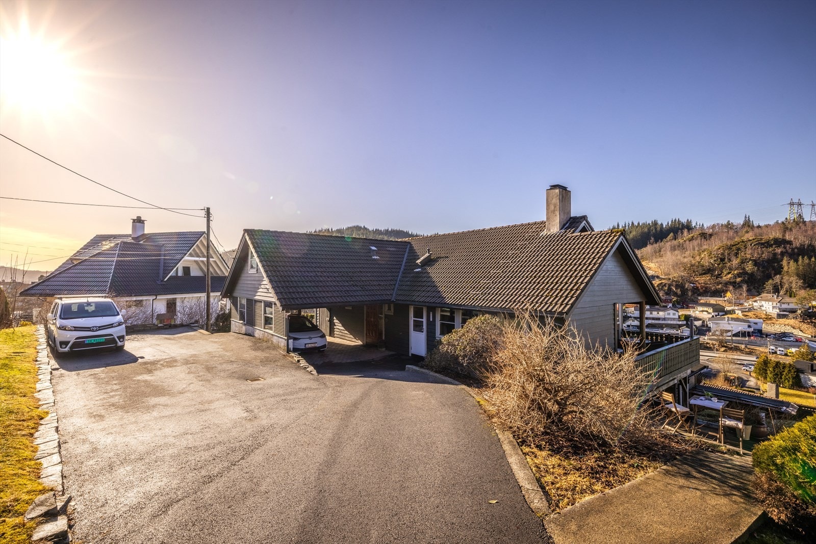 Her er plass til flere biler, både i- og utenfor car-port. Begge bilene står på parkering tilhørende boligen. Galleribilde