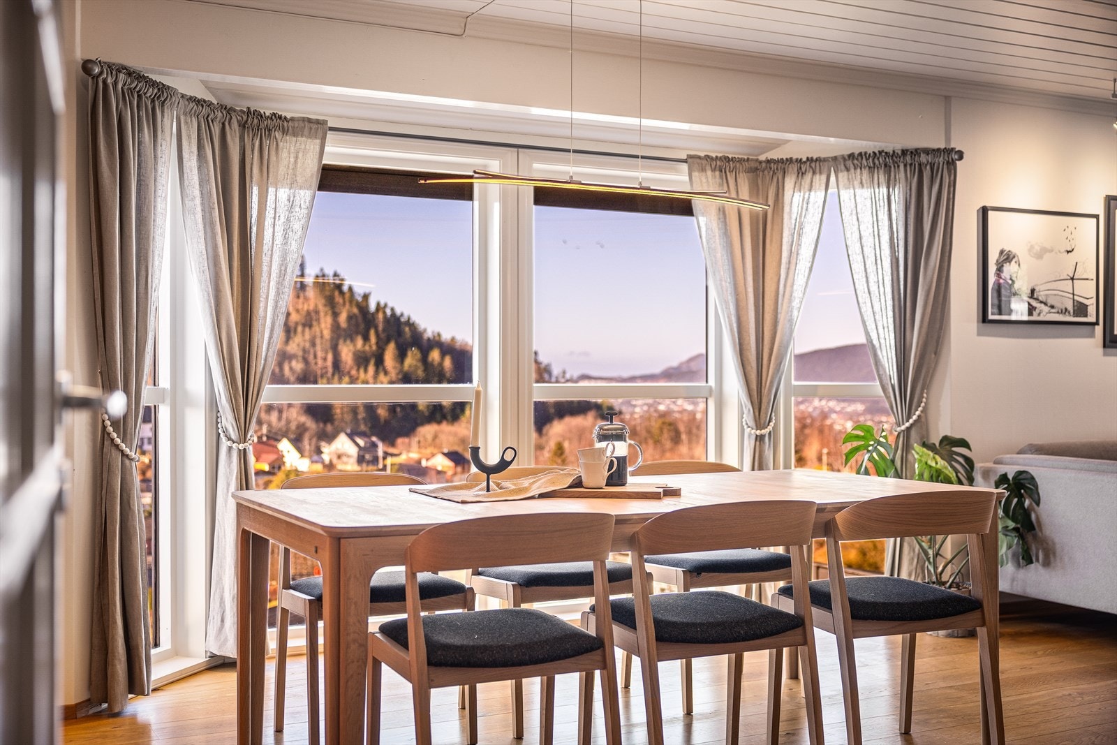 Stuen på nær 42 m² gir rom for flere møbleringssoner. Galleribilde