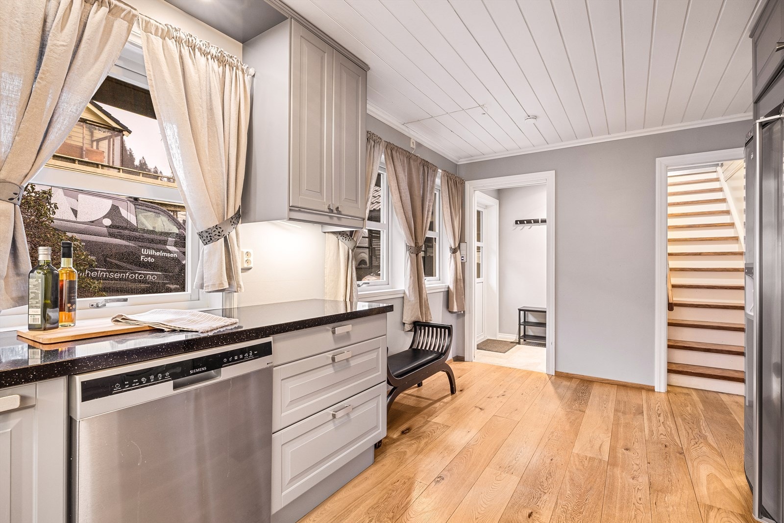 Lagt parkettgulv samt varmefolie i stuegulvet og på kjøkkenet i 1.etasje. Galleribilde