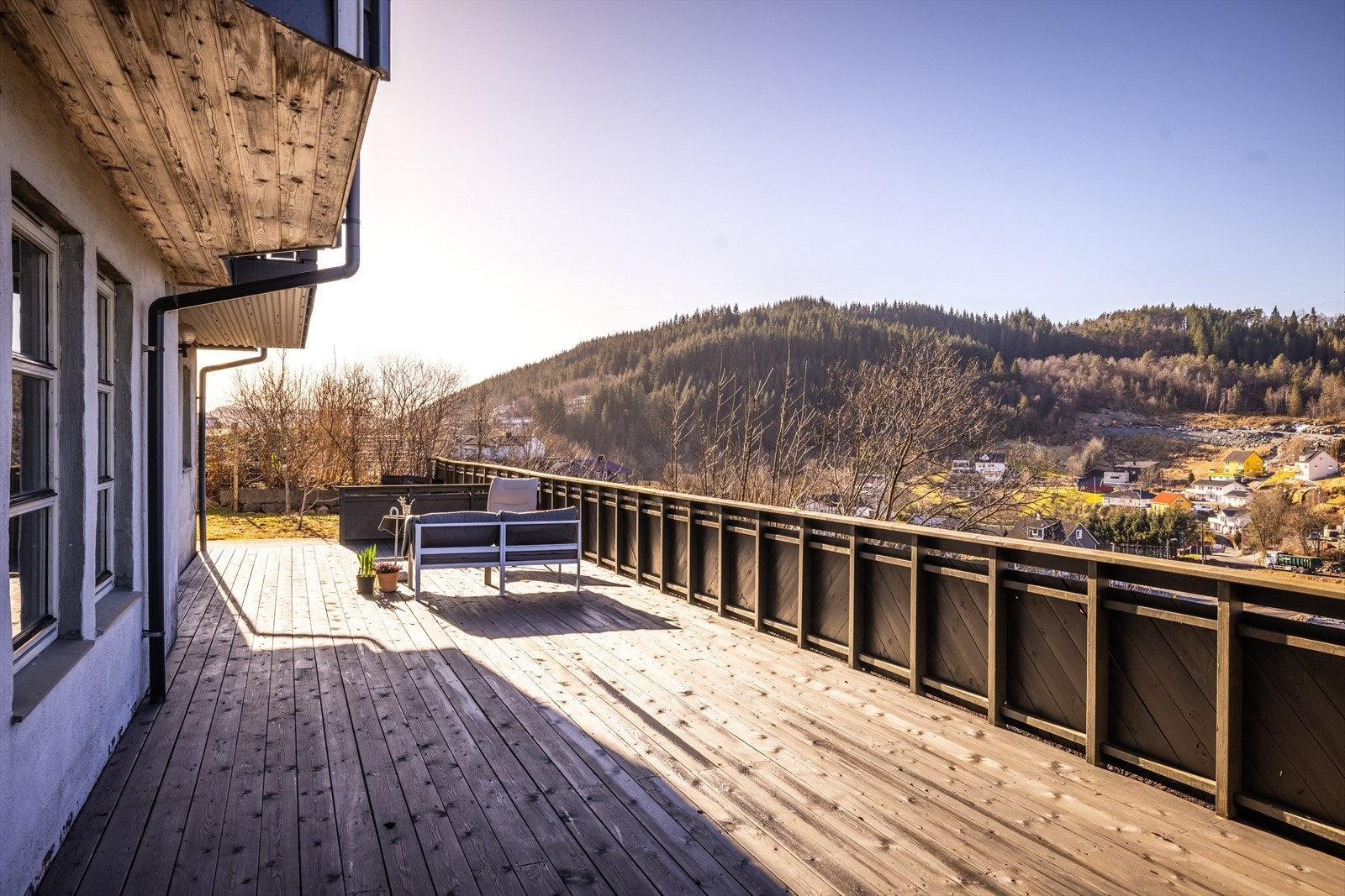 Det er også en fin hage ved den ene enden av huset. Galleribilde