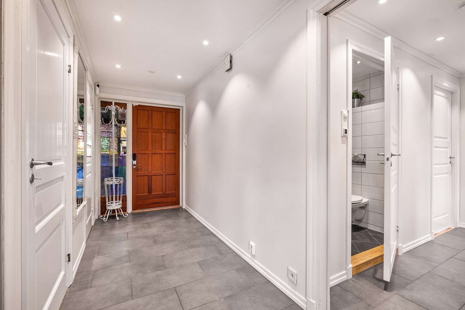 Fra gangen er tilkomst til bad og soveromssonen. Galleribilde