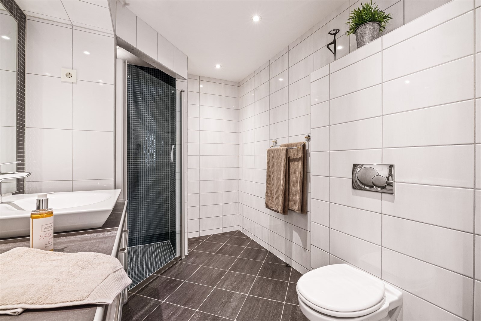 Romslig helfliset bad med varmekabler i gulv. Galleribilde