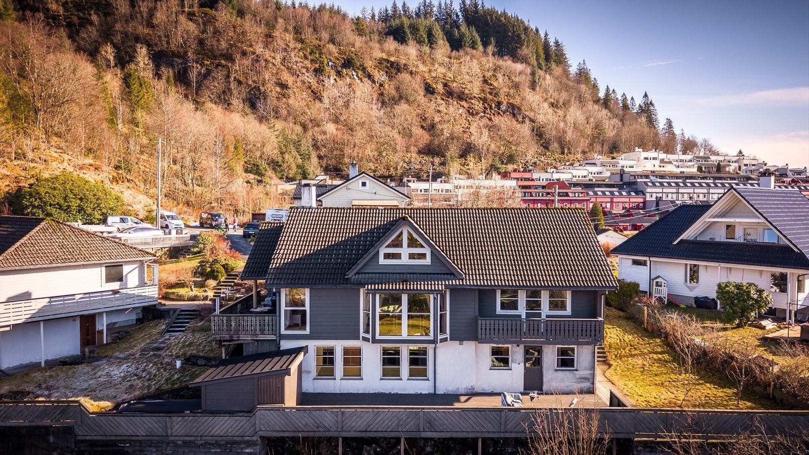 Dette er en romslig enebolig med godkjent utleiedel. Boligen har en attraktiv og sjeldent god beliggenhet i et etablert og familievennlig boligområde. Galleribilde