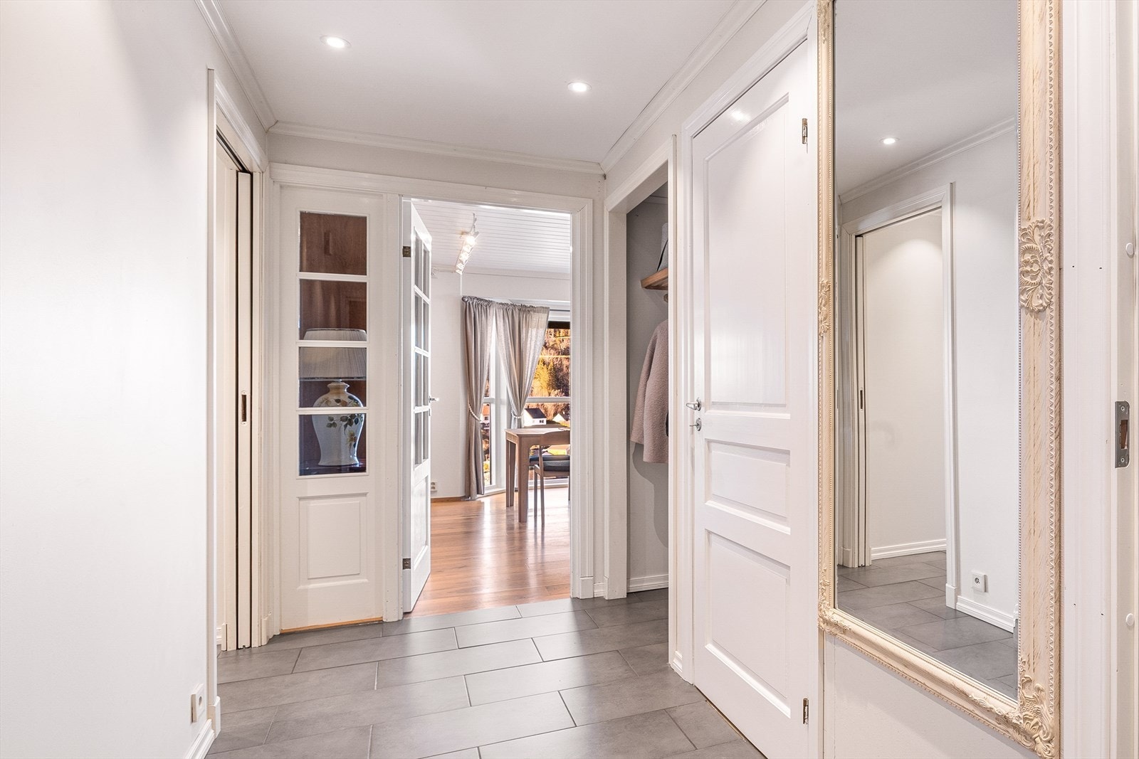 Flislagt gang i 1. etasje med varmekabler (2010). Stuen er rett frem. Galleribilde