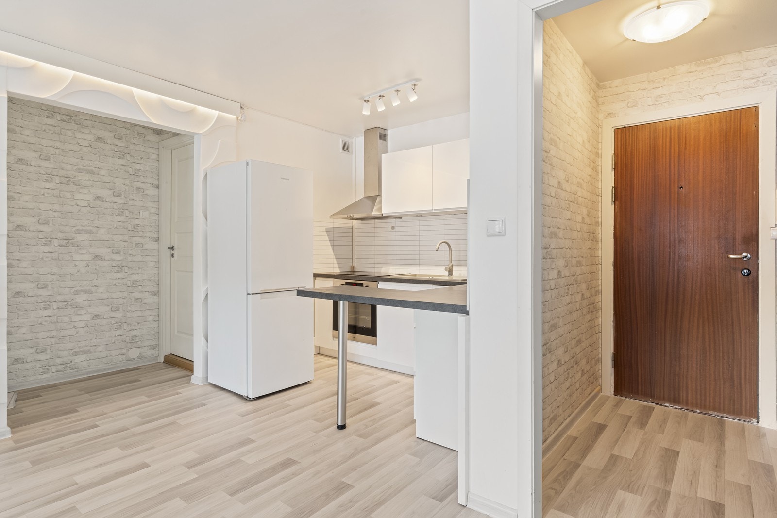 Fra entréen kommer du inn til kjøkkenet, som er praktisk utformet i en L-løsning. Galleribilde