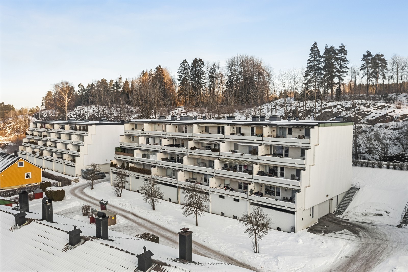 Leiligheten ligger i en veletablert terrasseblokk fra 1980. Galleribilde