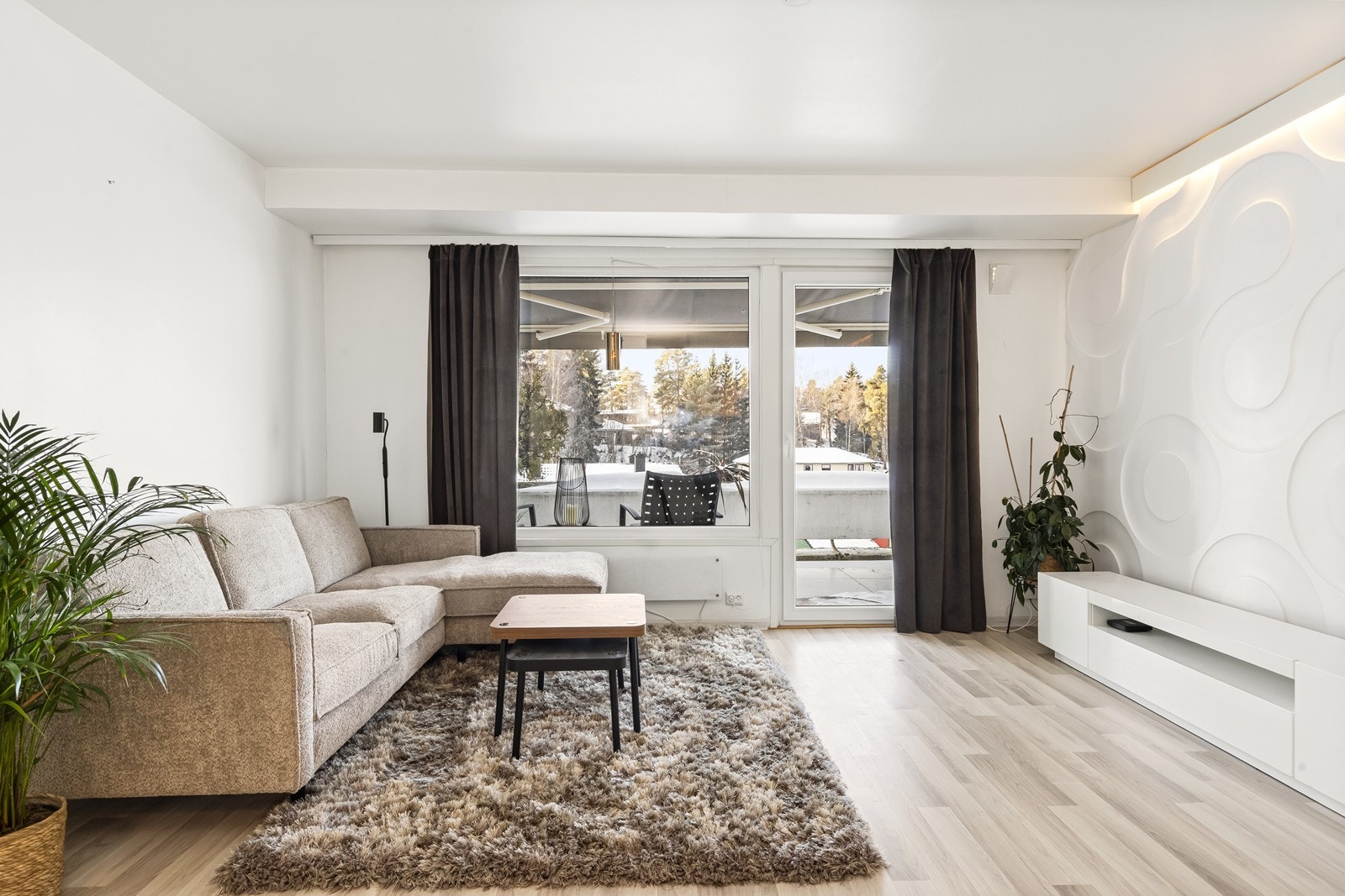 Stuen er et lyst og åpent rom med direkte utgang til en stor, vestvendt balkong. Galleribilde