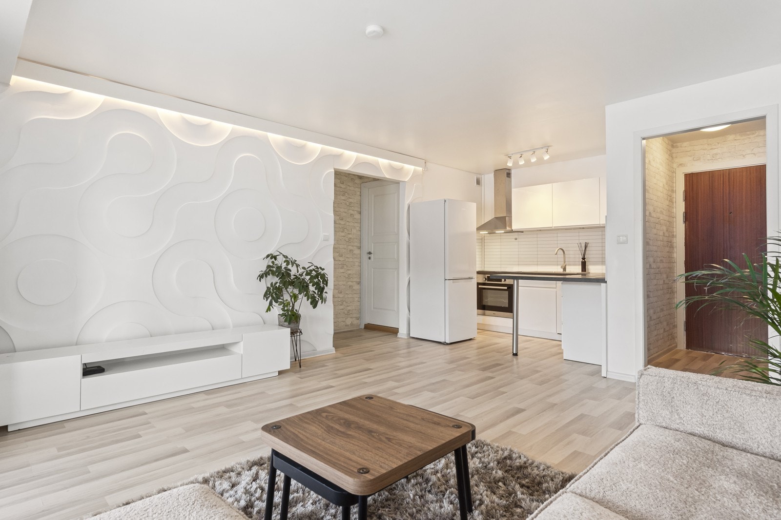 Leiligheten har en åpen løsning mellom stue og kjøkken, med gjennomgående laminatgulv. Galleribilde