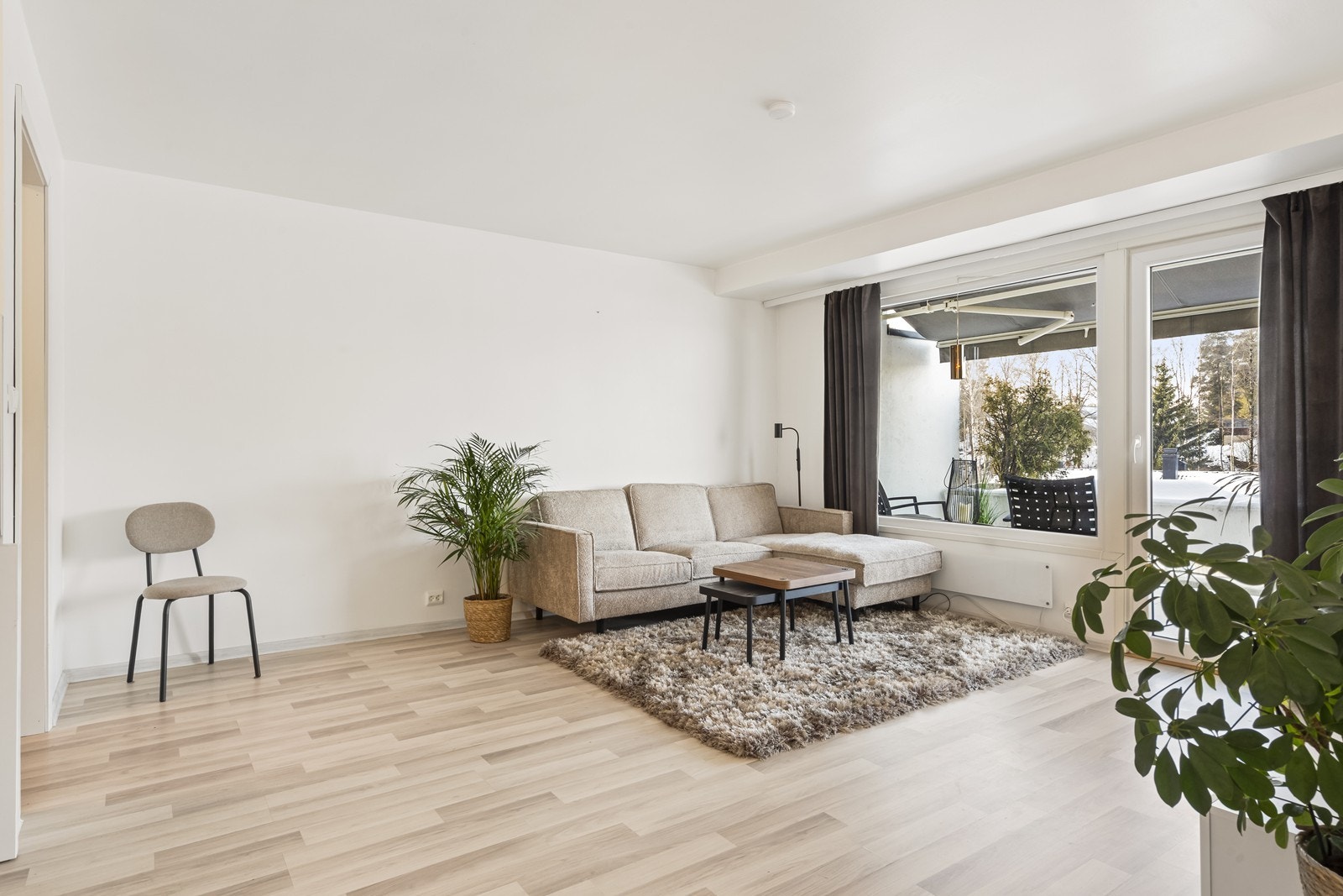 Store vindusflater fra 2018 slipper inn rikelig med lys og bidrar til en luftig atmosfære. Galleribilde