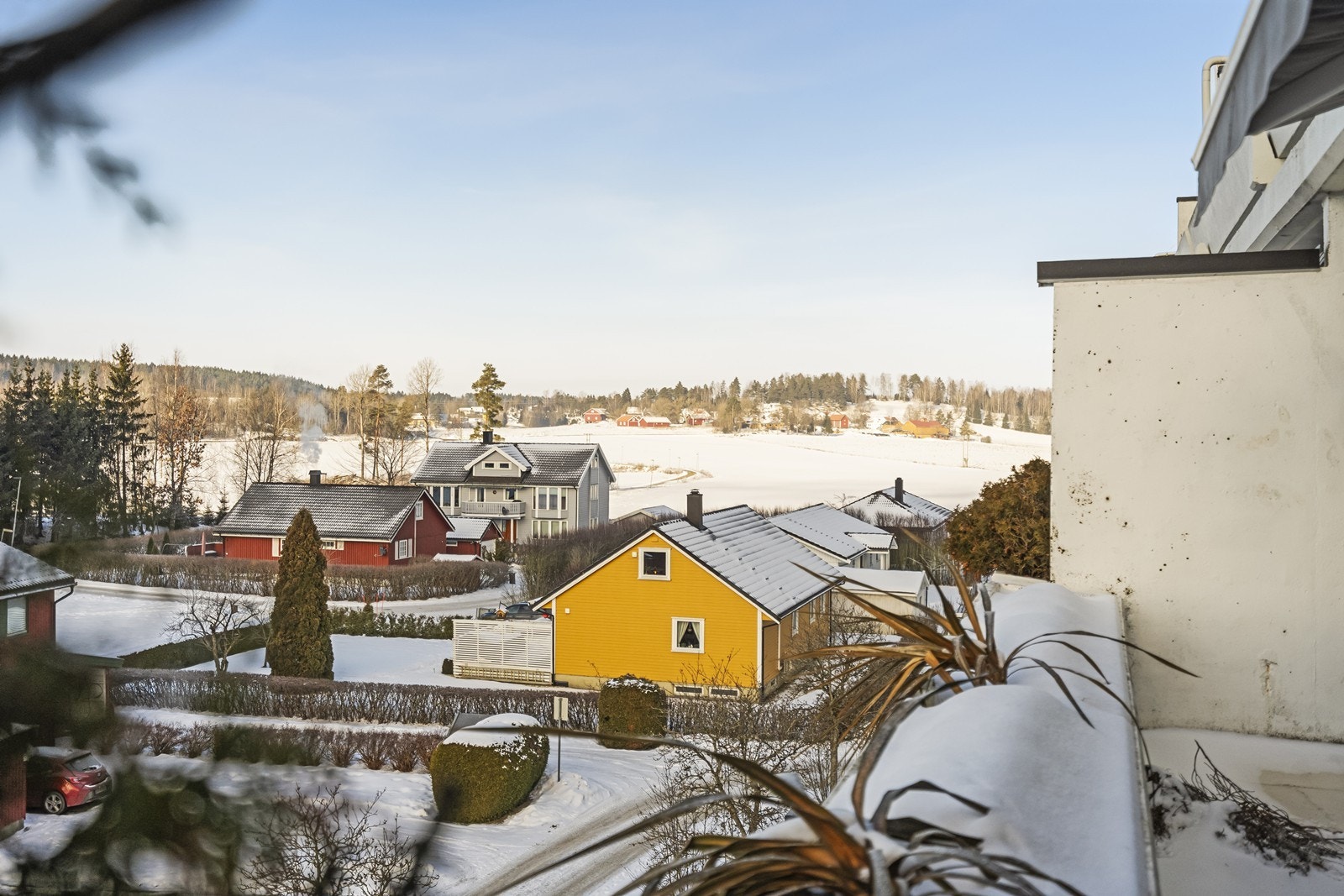 Fra balkongen ser du ut over et rolig nabolag med variert bebyggelse. Galleribilde