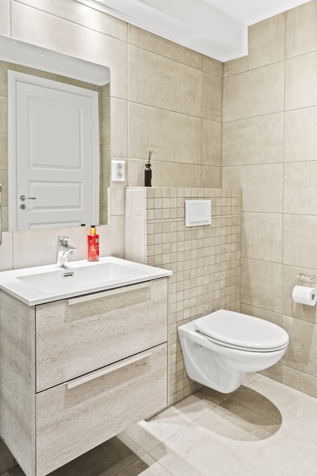 Her er det elektriske varmekabler i gulvet for komfort, samt downlights i himlingen. Galleribilde