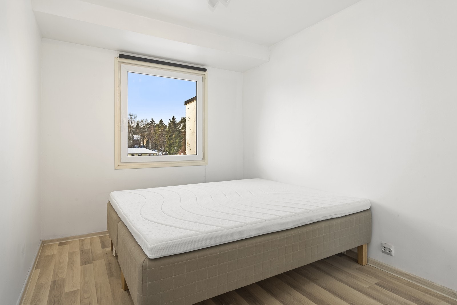 Soverommet har laminat på gulvet og malte overflater, alt oppgradert i 2018. Galleribilde