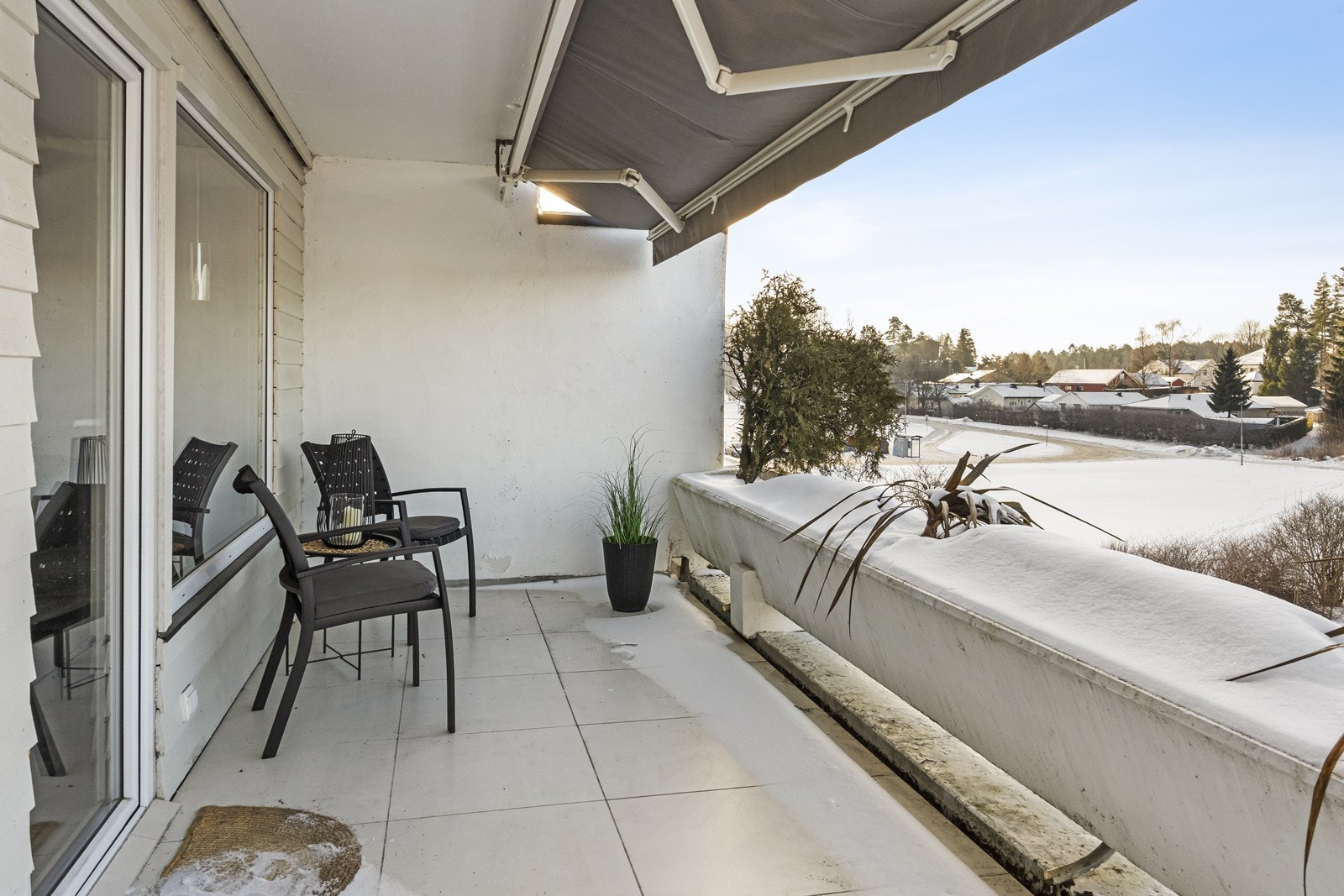 Den romslige balkongen på ca. 15 m² har flislagt dekke og en praktisk, manuell markise. Galleribilde