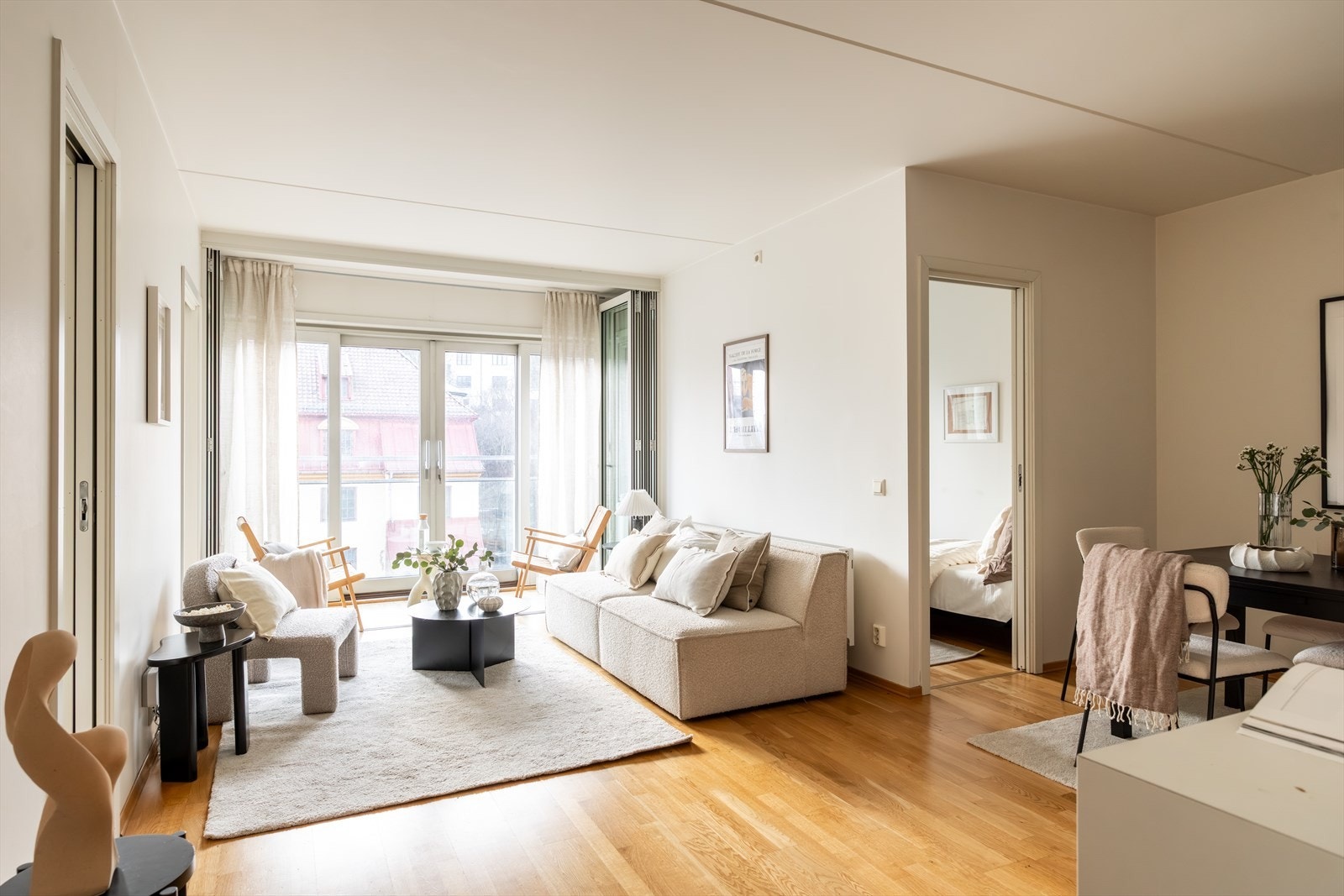 Lys og hyggelig stue med plass til sofagruppe med tilhørende møblement og TV-benk. Galleribilde