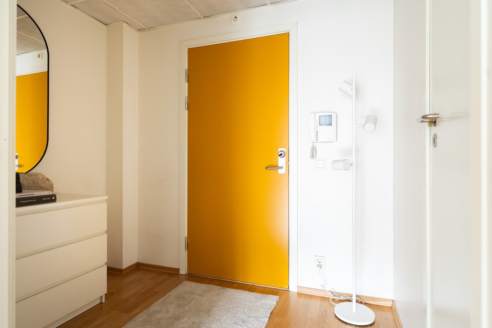 Lys og innbydende entré som gir et godt førsteinntrykk av leiligheten. God plass til sko og yttertøy. Galleribilde