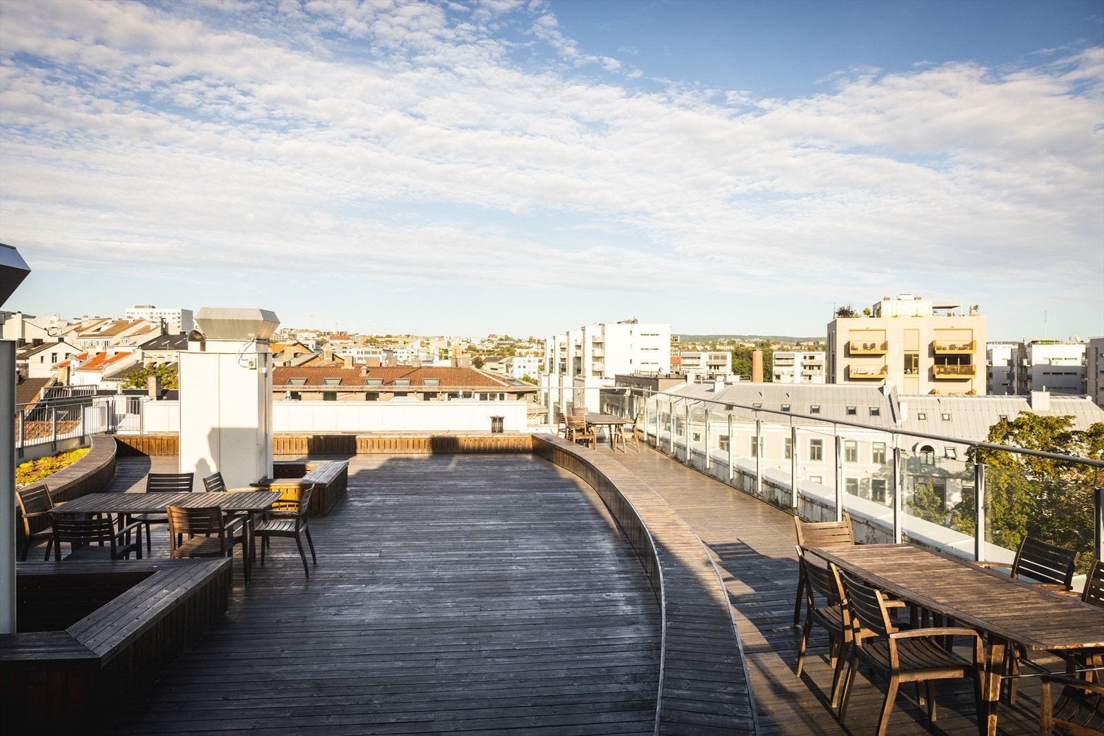 Takterrassen er innredet med flere sittegrupper. Galleribilde