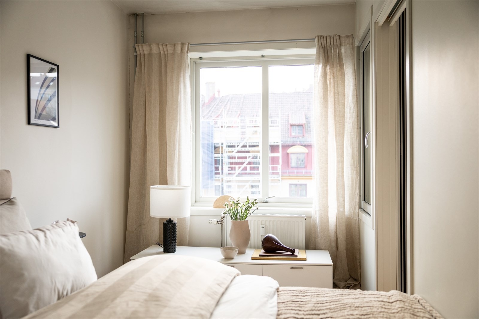 Romslig hovedsoverom med plass til dobbeltseng med tilhørende nattbord og garderobeløsning. Galleribilde