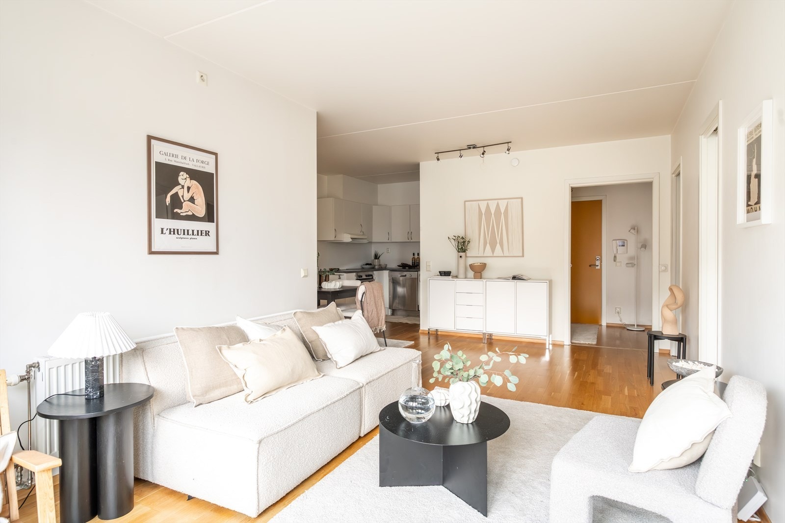 Leiligheten har en åpen, sosial planløsning med kjøkken i delvis åpen løsning. Galleribilde