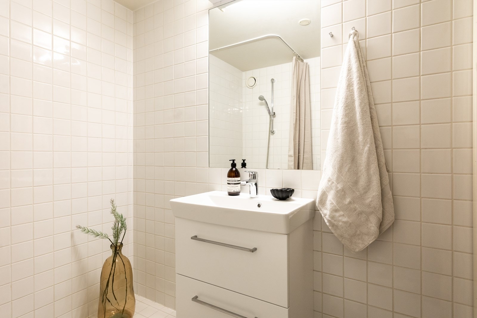 Videre er det montert et vegghengt toalett. Elektriske varmekabler er installert i gulvet, og det er opplegg for vaskemaskin. Galleribilde