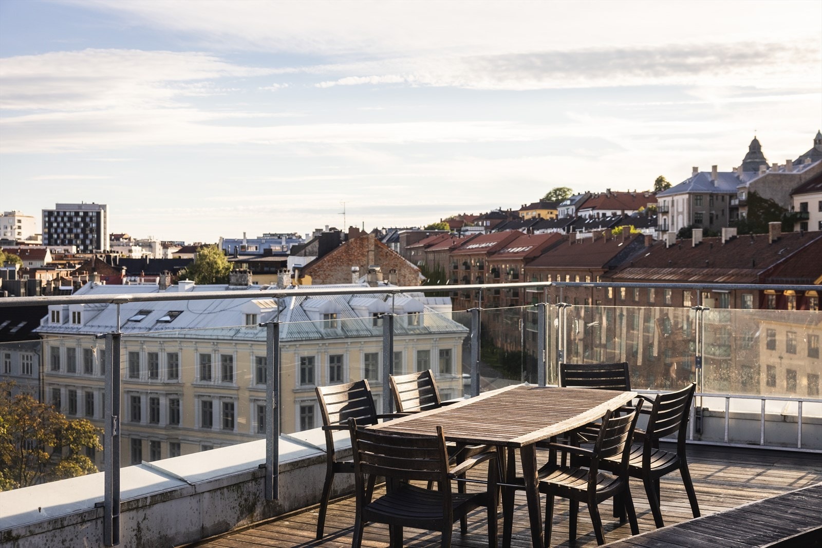 Felles takterrasse med flott utsikt over byens tak. Galleribilde