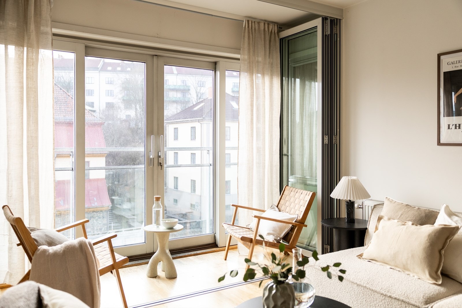 Stuen har store vindusflater som gir rikelig med luft og lys, i tillegg til fransk balkong. Galleribilde