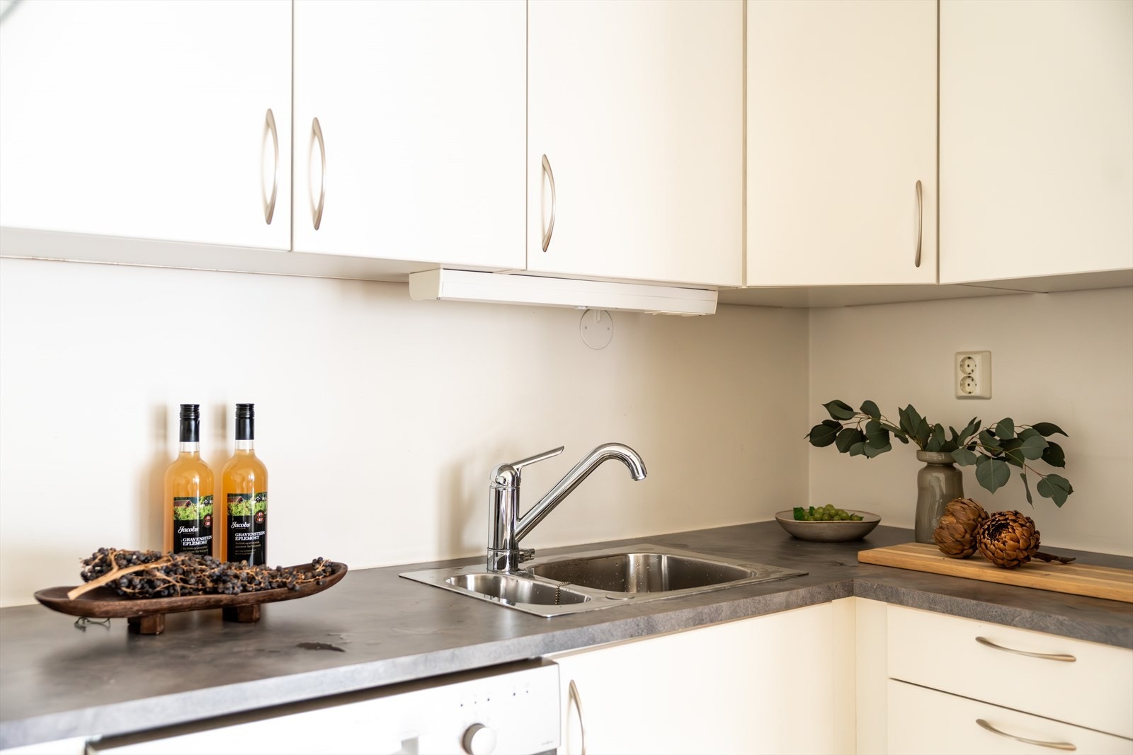 Benkeplaten er laminert, og det er montert nedfelt oppvaskkum. Galleribilde