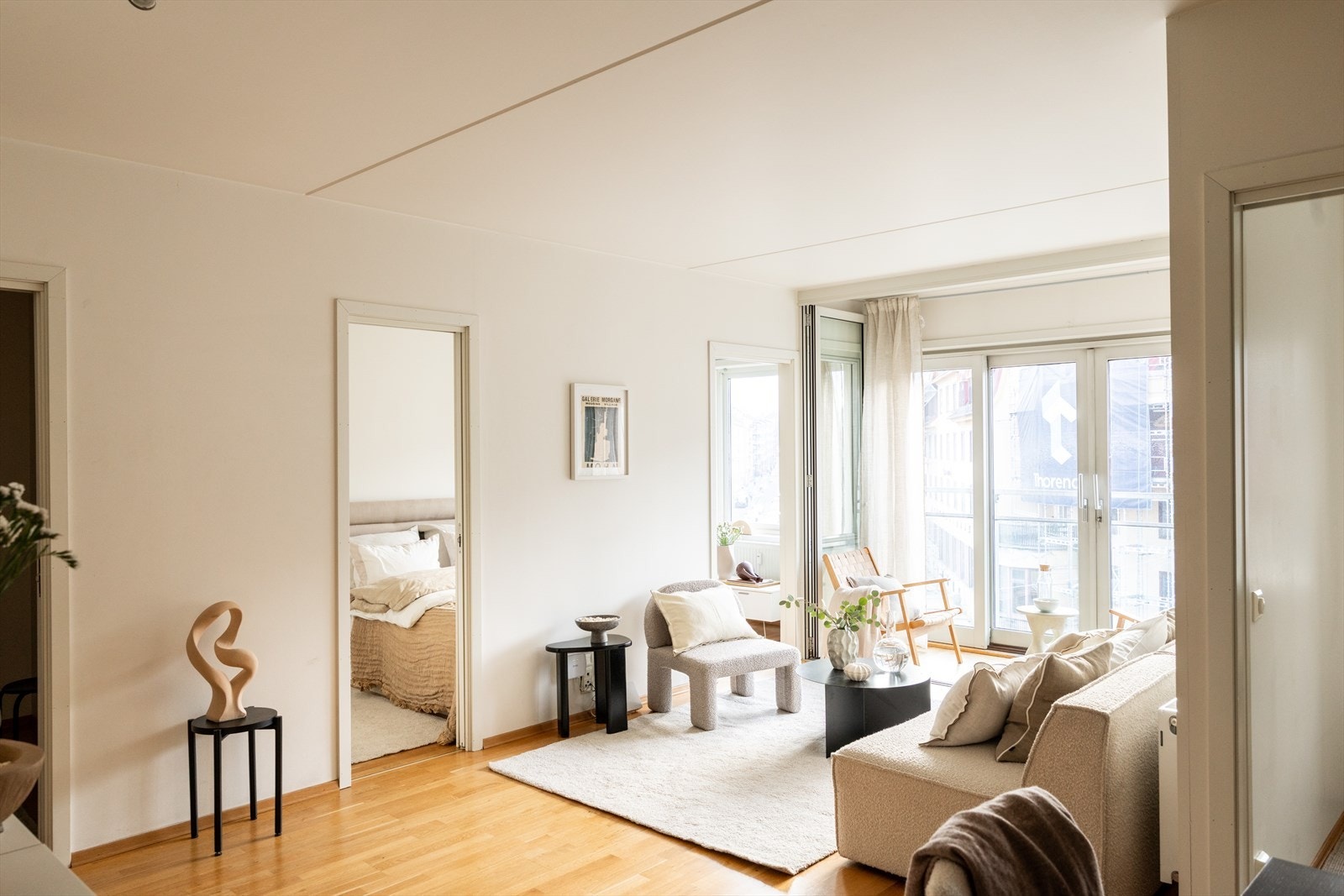 Leiligheten har delikate fargetoner og 3-stavs parkett på gulv. Galleribilde