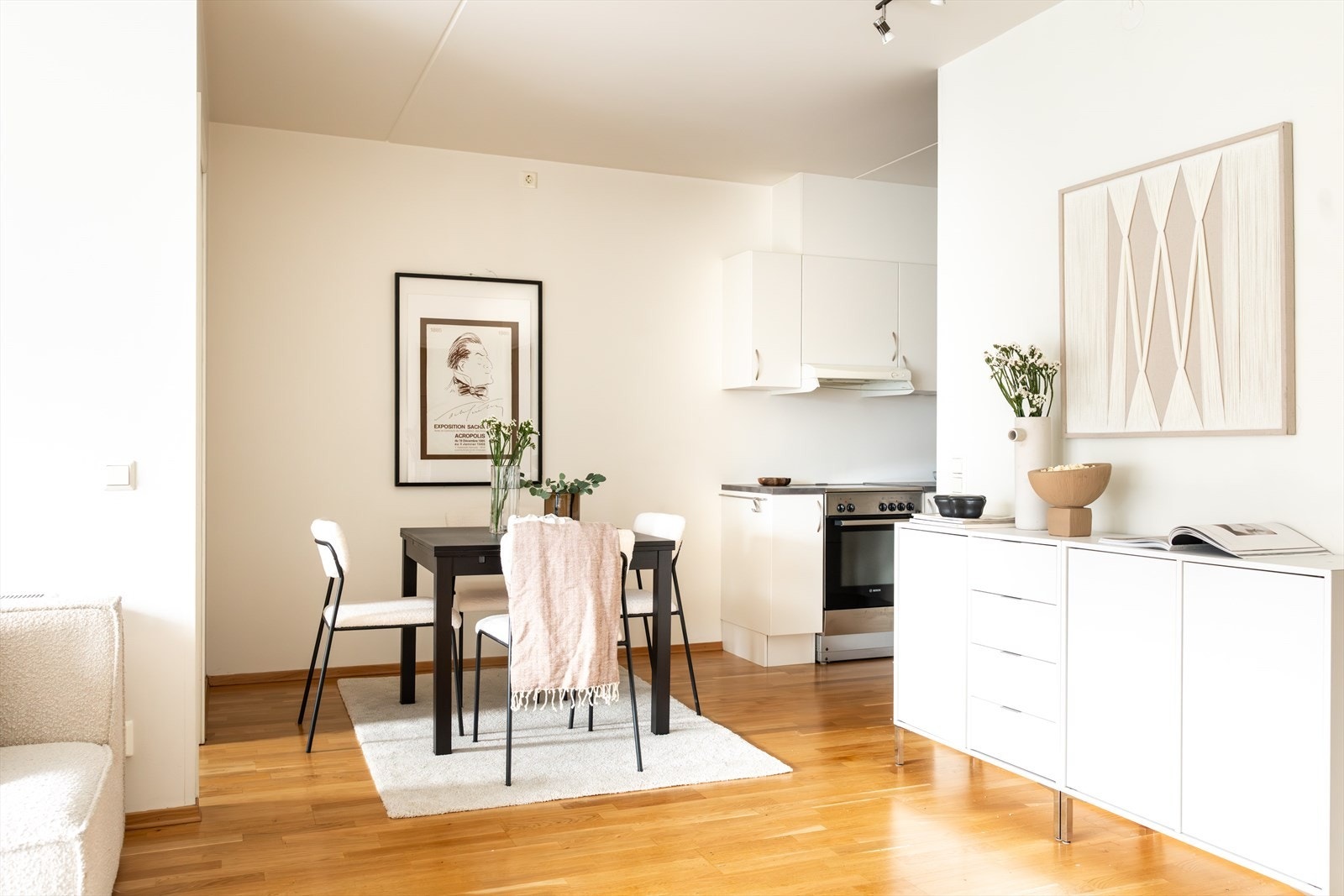 Det er plass til å innrede med spisebord. Galleribilde