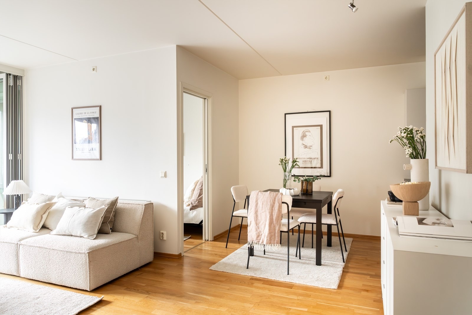 Velkommen til en lys og innbydende 3-roms andelsleilighet med sentral og attraktiv beliggenhet på Alexander Kiellands plass. Galleribilde