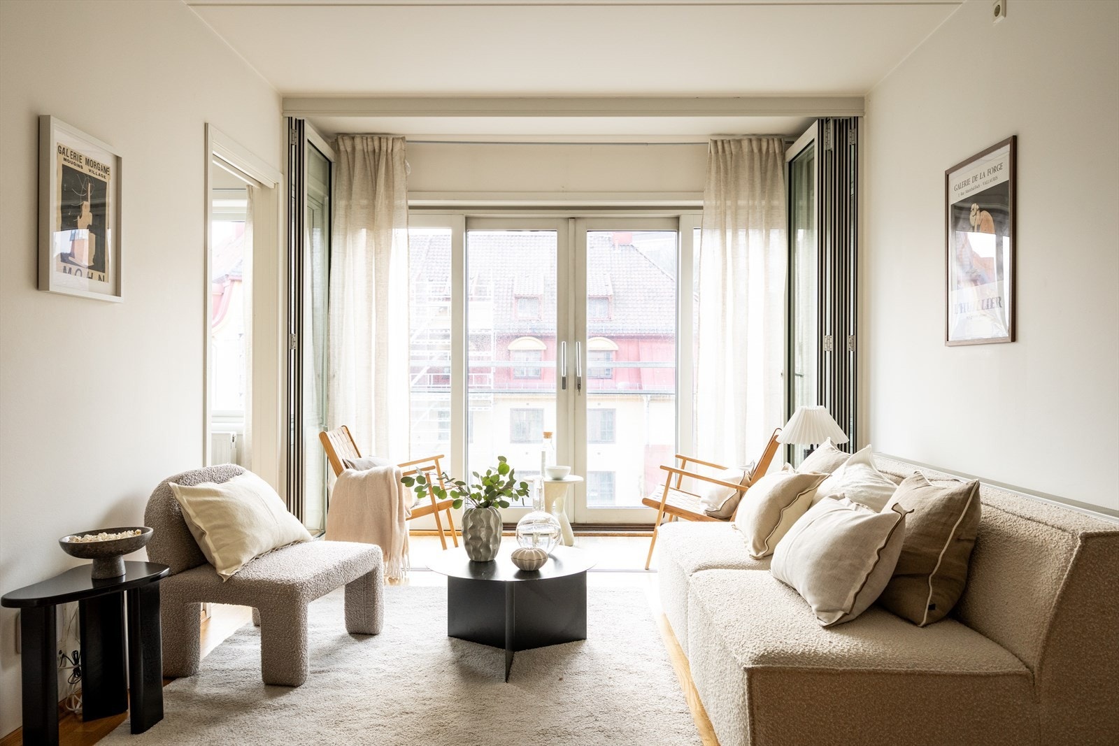 Leiligheten har en effektiv planløsning og består av en innbydende entré, hyggelig stue med åpen kjøkkenløsning, flislagt baderom og to gode soverom. Galleribilde