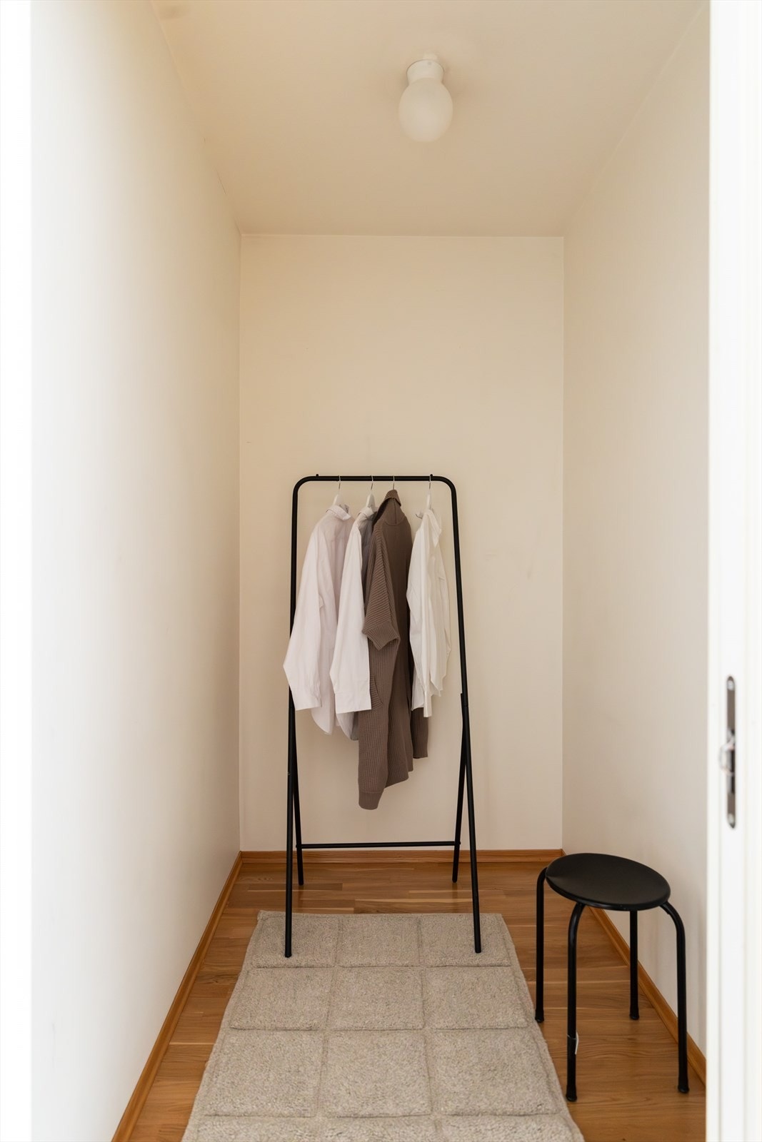 Innvendig bod - perfekt for oppbevaring av støvsuger og lignende. Galleribilde