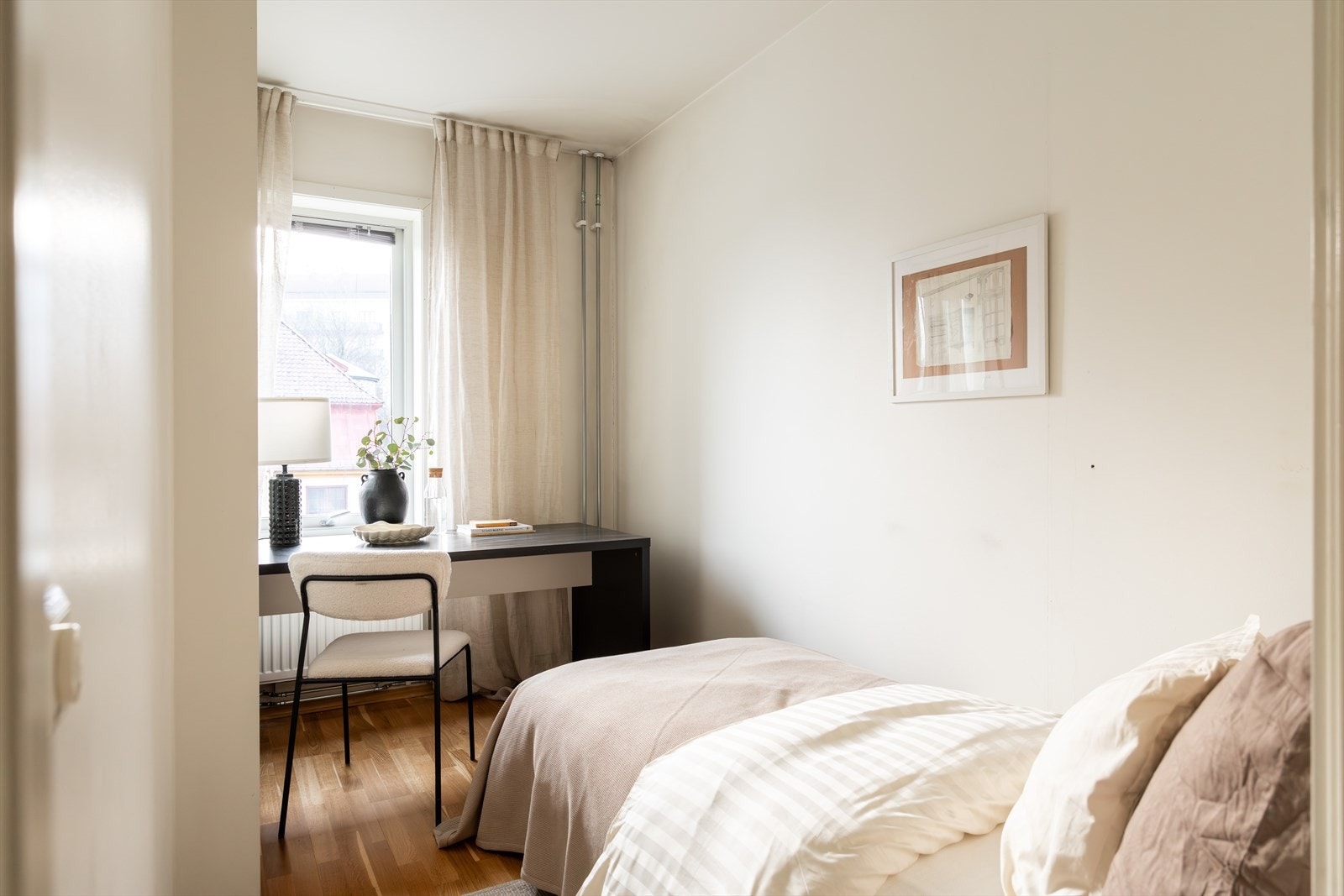 Soverom to er også av god størrelse og har plass til seng og garderobeløsing. Galleribilde